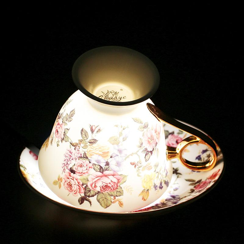 Кофейные чашки и тарелки из костяного фарфора, легкие роскошные черные чайные чашки и тарелки с позолоченной окантовкой на высоких ножках