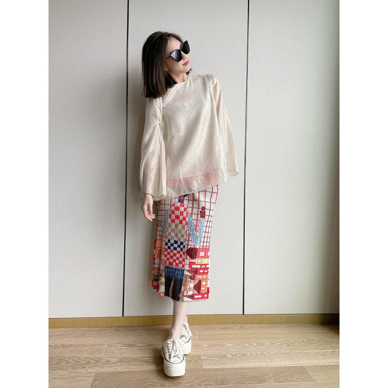 Юбка средней длины с плиссировкой и принтом в клетку с мультяшным персонажем Miyake и разрезом сзади