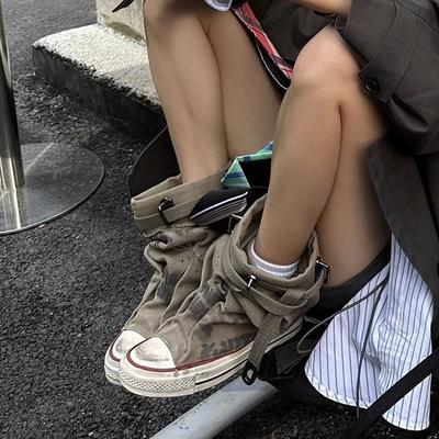 Нишевый дизайн граффити пряжка ремня высокие кеды женские 2025 осень новая универсальная спортивная обувь брюки на платформе короткие ботинки