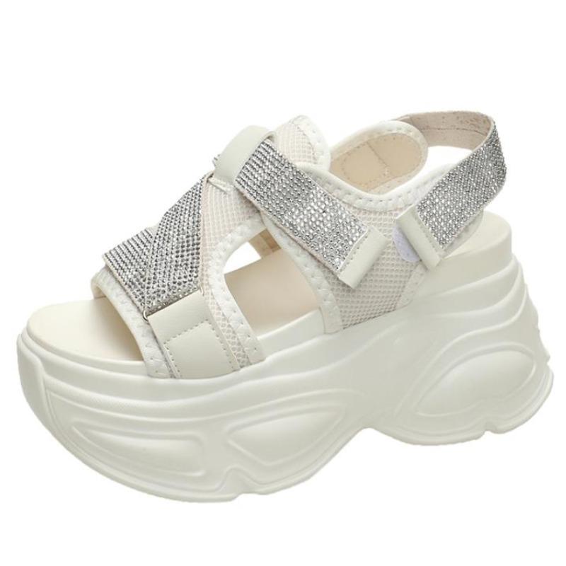 Модные женские босоножки на платформе 8,5 см с блестящим танкеткой на высоком каблуке, летние толстые босоножки со стразами и петлями, пляжные тапочки Zapatos Mujer