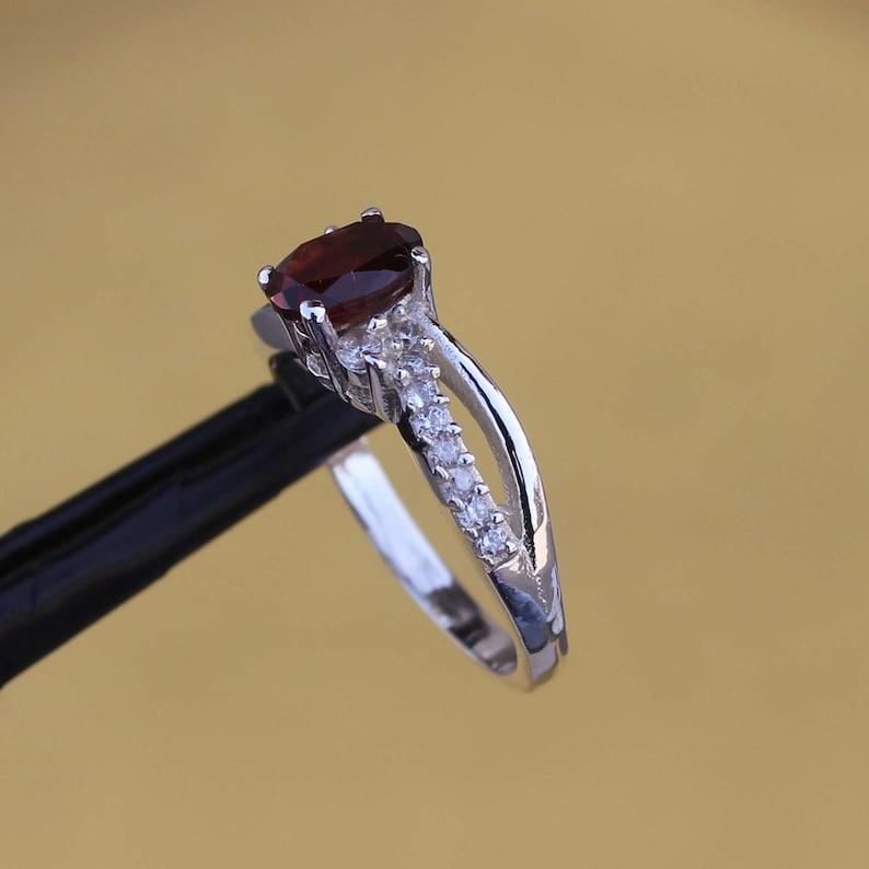 Кольцо с натуральным красным гранатом, кольцо ручной работы, кольцо из стерлингового серебра 925 пробы, овальное дизайнерское кольцо, подарок для нее, юбилейное кольцо, январский камень