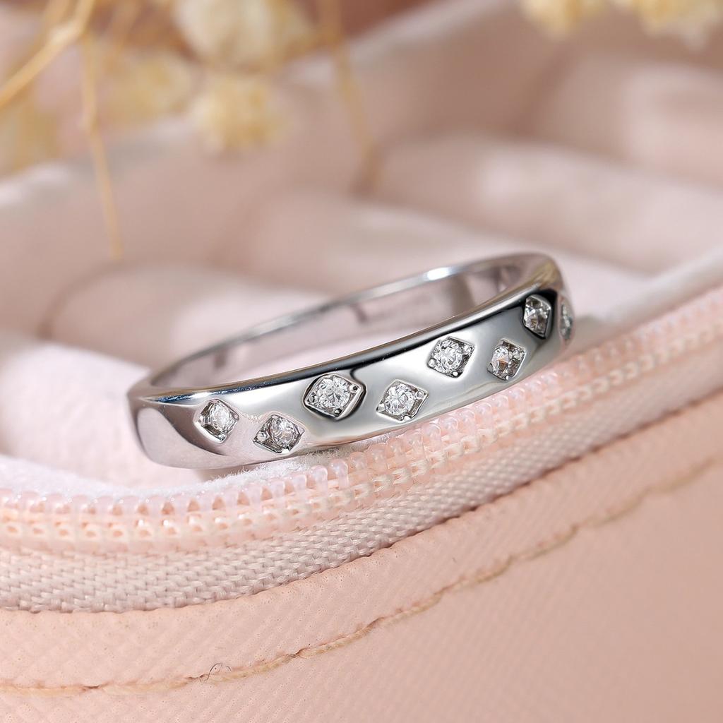 Простое, гладкое кольцо серебристого цвета с акцентами из бриллиантов Нишевое, легкое роскошное бриллиантовое кольцо Универсальные аксессуары для пар