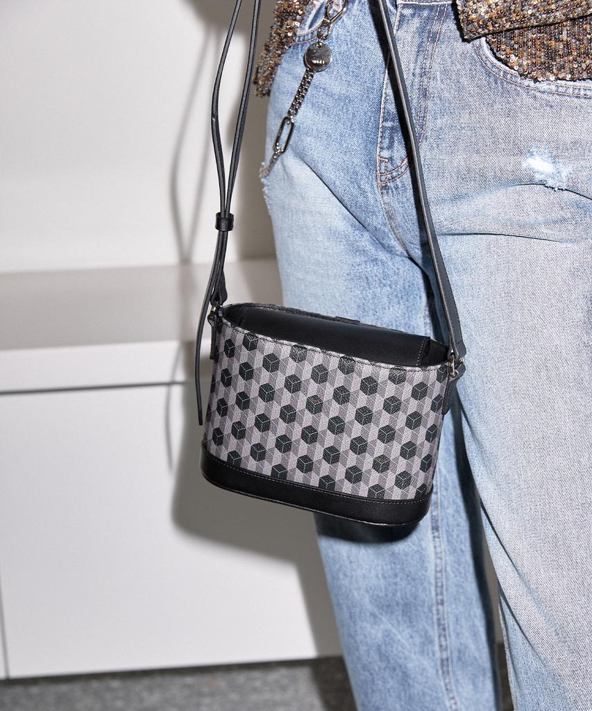 Undei Fanny Bucket Black