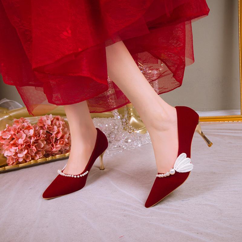 Элегантные свадебные туфли на тонком каблуке с крыльями, женские туфли на высоком каблуке с острым носком и жемчугом, женские модные дизайнерские туфли-лодочки с завязками и бусинами