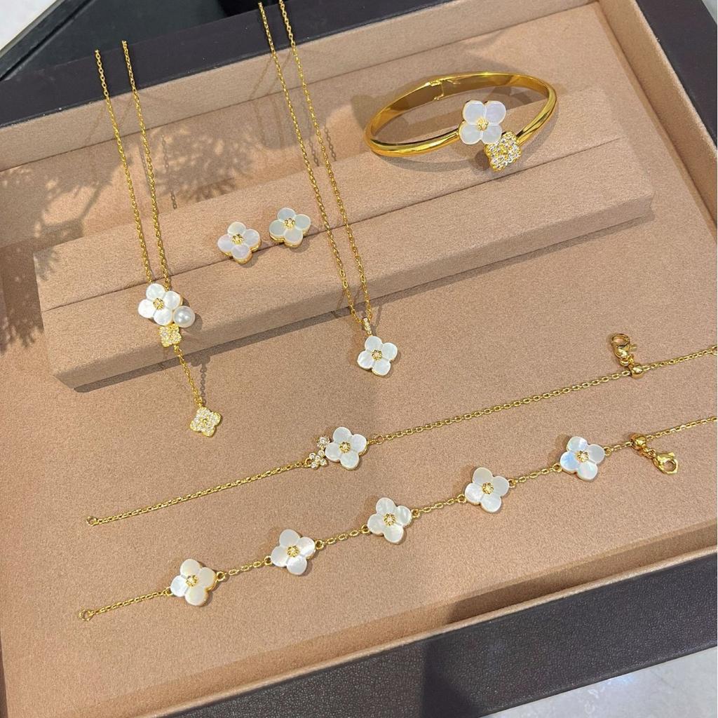 Французское ретро ожерелье с белой ракушкой в виде цветка с четырьмя лепестками с бахромой, браслет с пятью цветками, темперамент лепестков, премиальный набор легкой роскоши