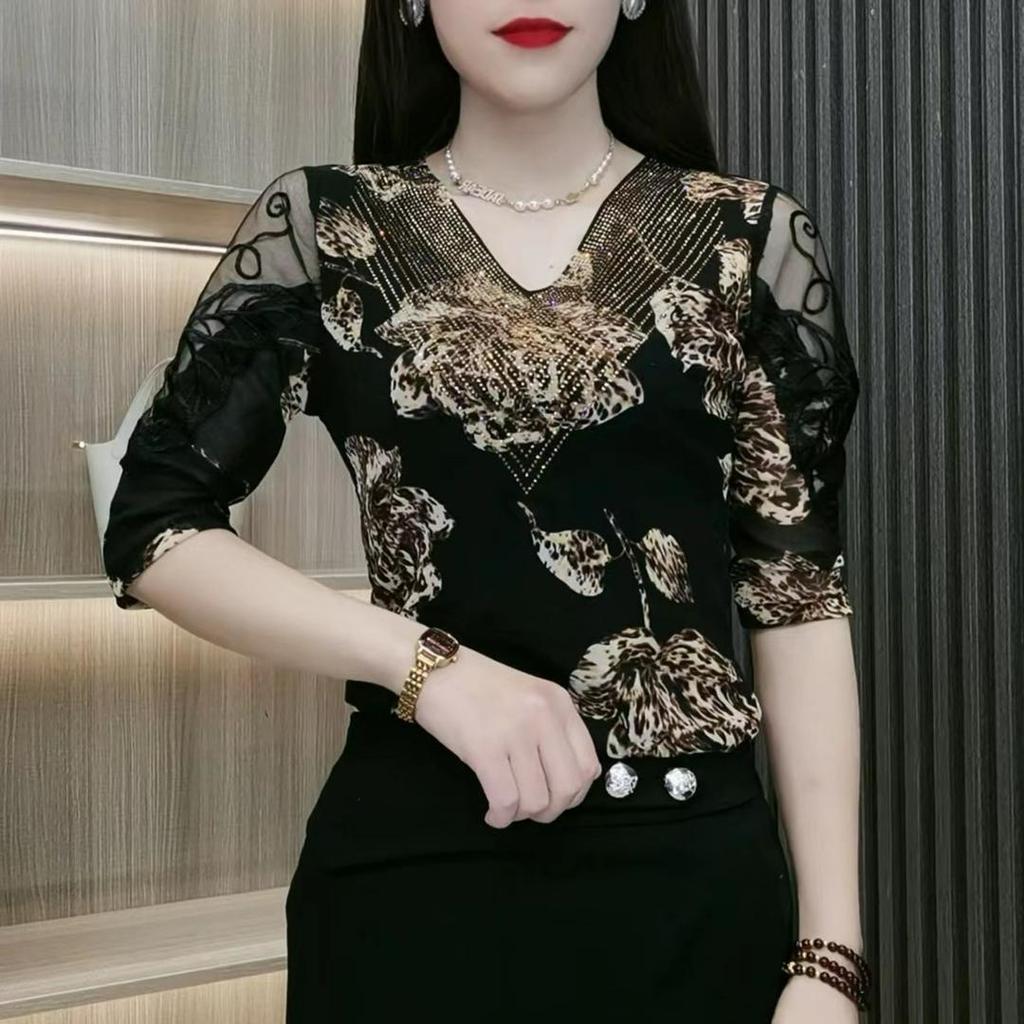 Fashionable Mommy Wear V-neck Base Shirt Middle-aged and Elderly Women Plus Size Loose Lace T-shirt
