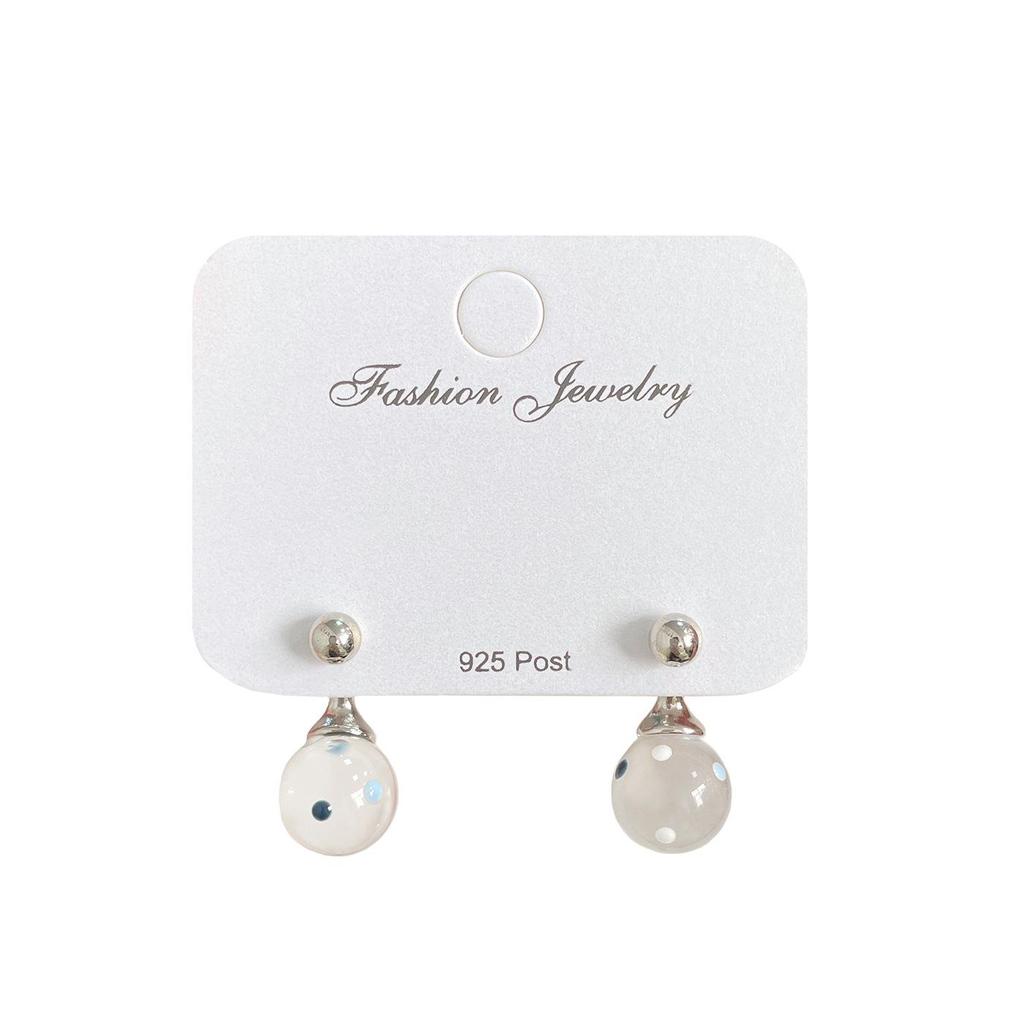 Элегантные серьги-шарики в голубой горошек с серебряной иглой — свежий и простой дизайн из смолы для женщин