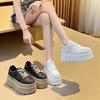 Белые туфли на платформе с юбками 2025 года, новые маленькие туфли-бублики, увеличивающие рост, легкие повседневные спортивные туфли для сноуборда