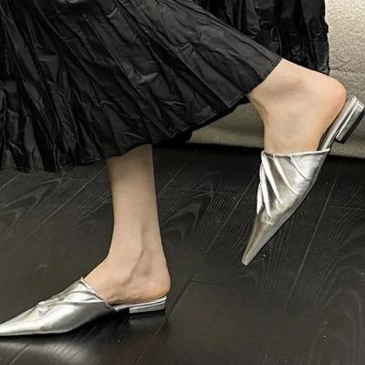 Обувь для женщин Высококачественные женские тапочки с закрытым носком Модные модельные тапочки Женские плиссированные сандалии с острым носком на низком каблуке