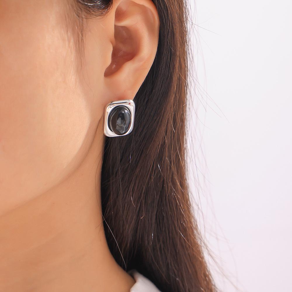 Серьги из титановой стали с золотым покрытием и инкрустацией из черного стекла