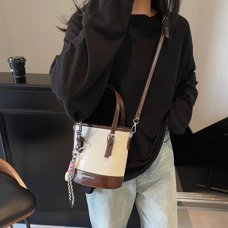 Autumn and Winter Niche Design Bag Women's 2025 New Trendy and Popular Versatile Messenger Bag Casual Commuter Portable Bucket Bag