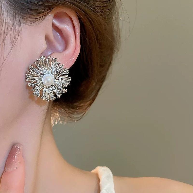 Преувеличенные металлические серьги-пусеты в виде неправильных цветов для женщин, модные серьги с жемчугом и полым узором, индивидуальные украшения для вечеринок, подарки для вечеринок