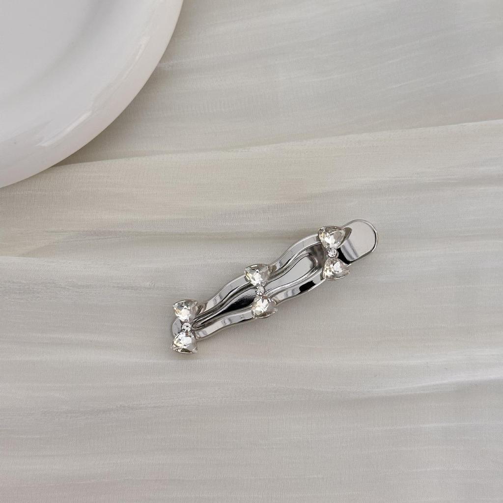 Шикарная серебряная шпилька-бантик со стразами — модная заколка сбоку 2024 года для стильного, элегантного образа