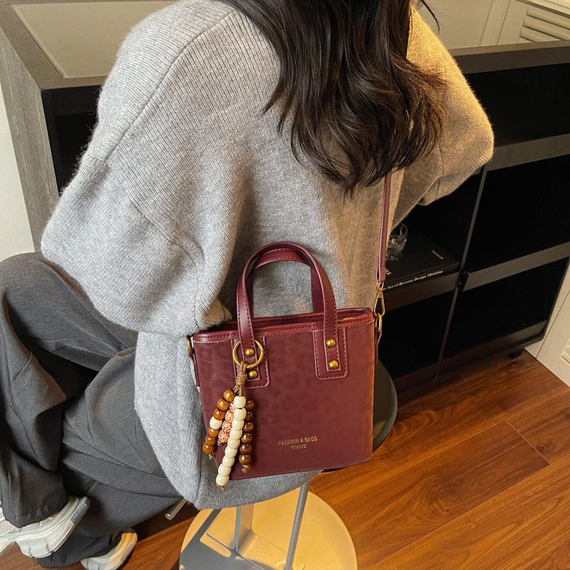 Junior leopard print hand bag women's 2025 new autumn and winter super fire commuter women's bag going out shoulder crossbody bucket bag