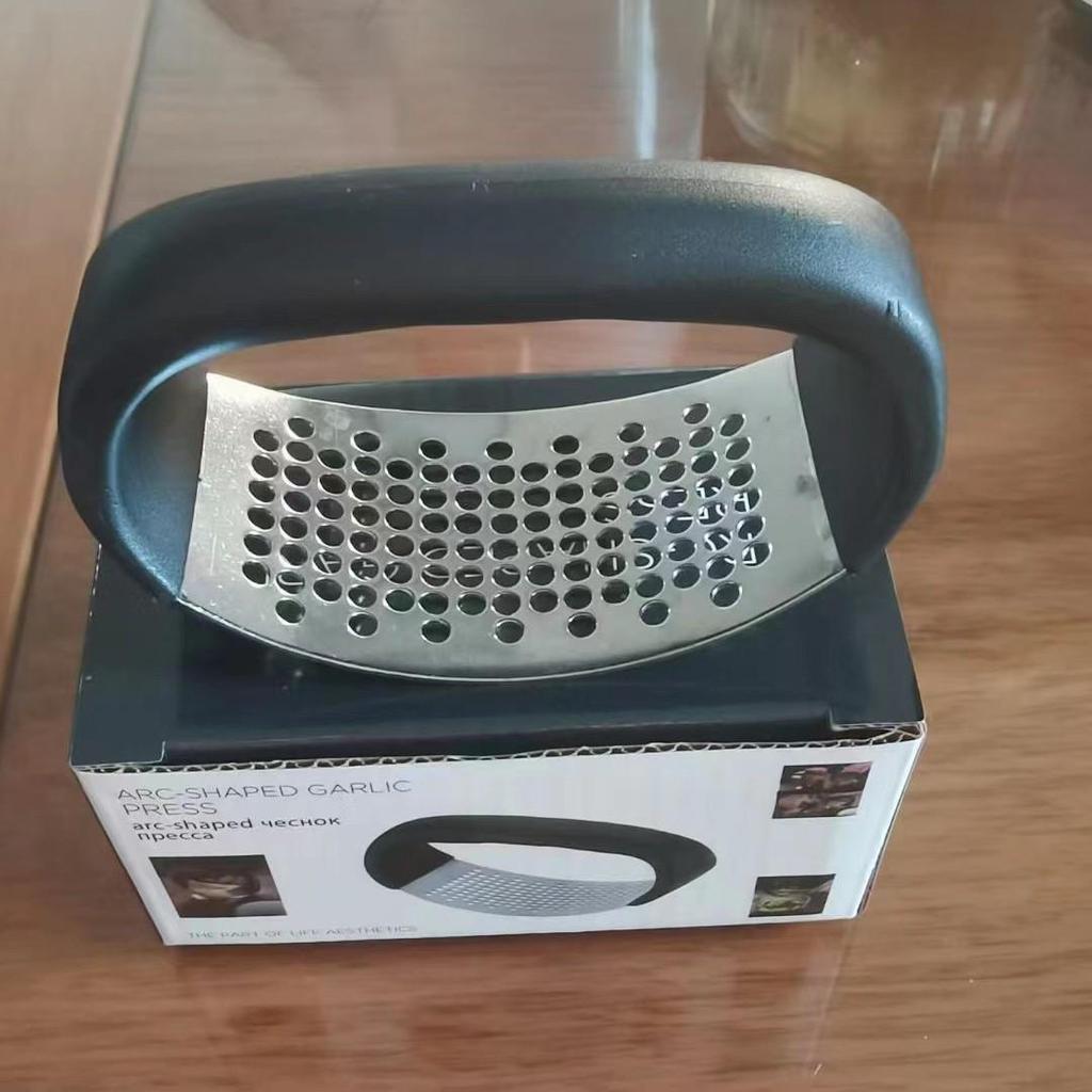 Stainless Steel Garlic Press and Peeler: Manual Household Garlic Pounder and Clip Tool
