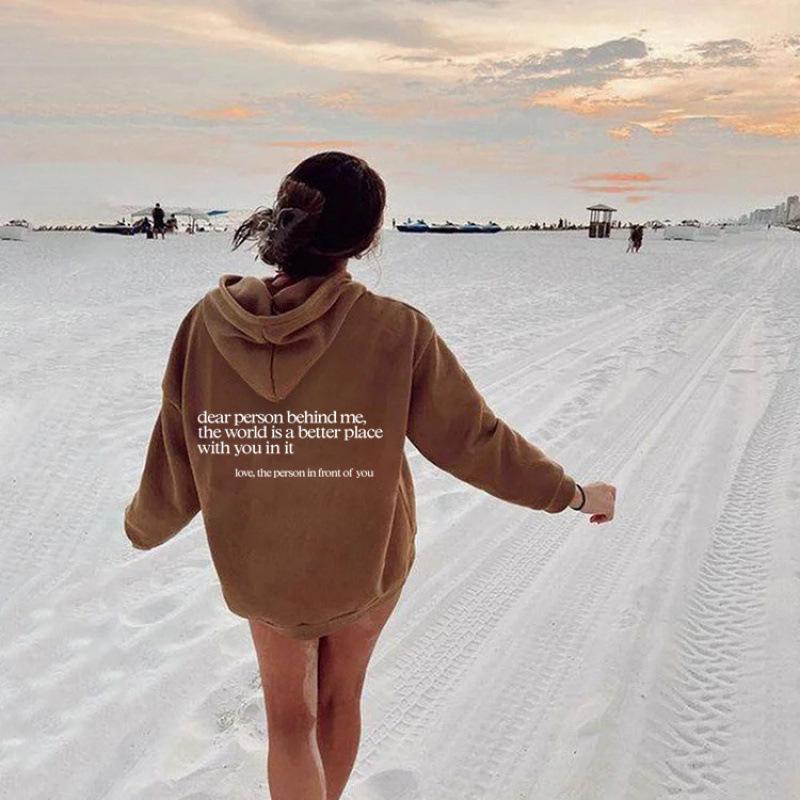 Женская объемная толстовка с капюшоном, на флисовой подкладке, с принтом-слоганом и карманом-кенгуру, на шнурке.