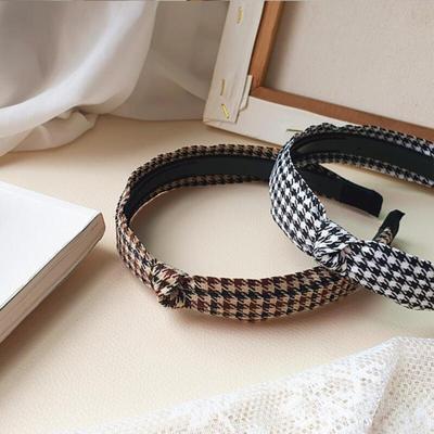 Женская простая современная повязка-ободок на голову в клетку с твистом