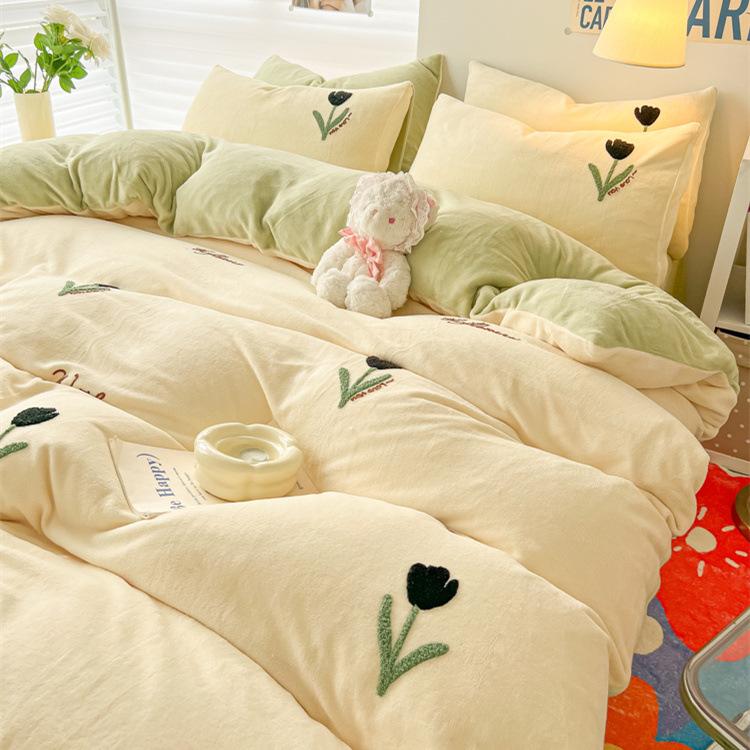 Небольшой свежий зимний утолщенный молочный бархатный комплект из четырех предметов Коралловый бархат с вышивкой, теплый двусторонний бархатный пододеяльник, комплект из трех предметов