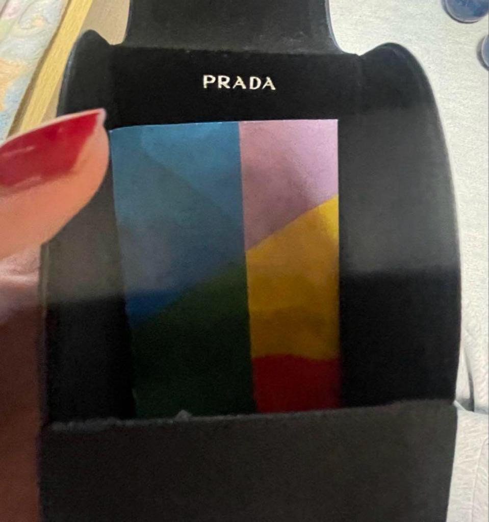 [Б/У] Оригинальные солнцезащитные очки с логотипом Prada (архив) носят Ники