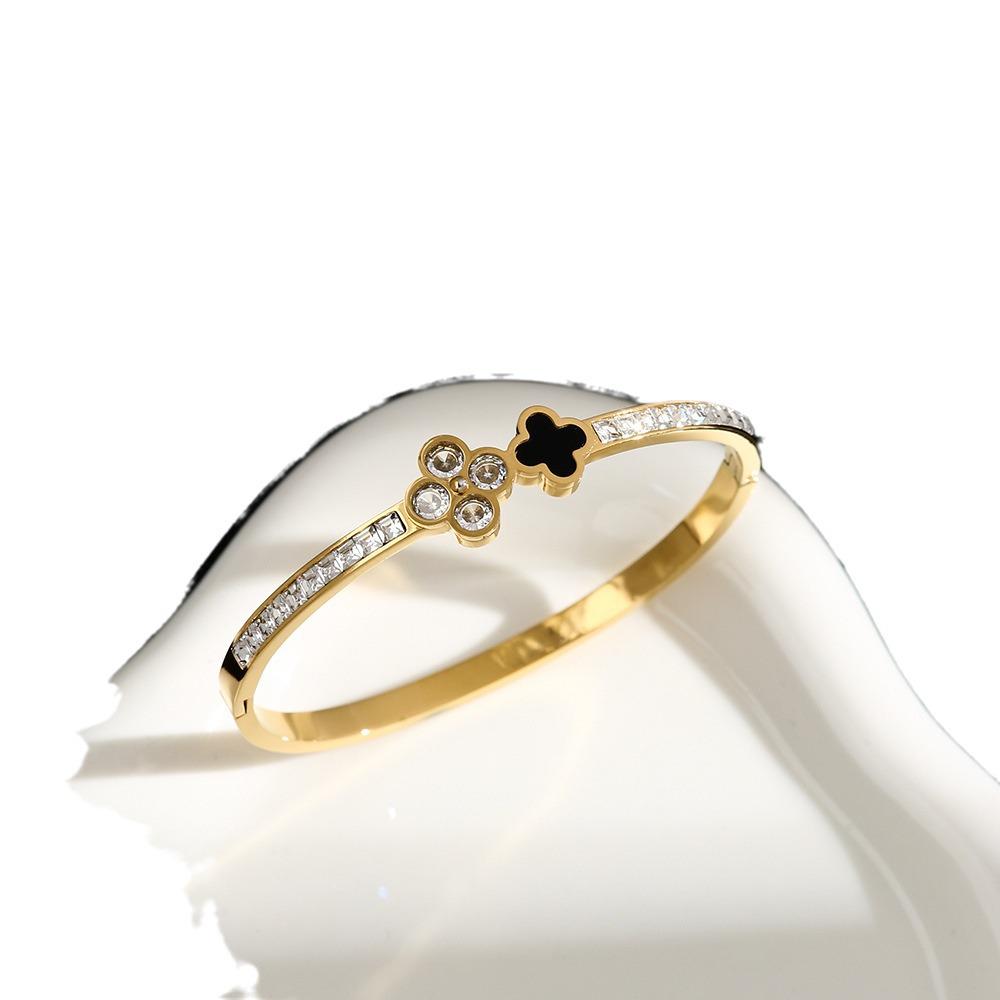 Элегантный женский браслет из титановой стали с четырехлистным клевером и бриллиантами, универсальный высококачественный открытый дизайн.