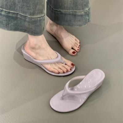 Вьетнамки на танкетке, женская верхняя одежда, весна 2025, новинка, интернет-знаменитость, кексы, толстая подошва, увеличивающая рост, повседневные сандалии