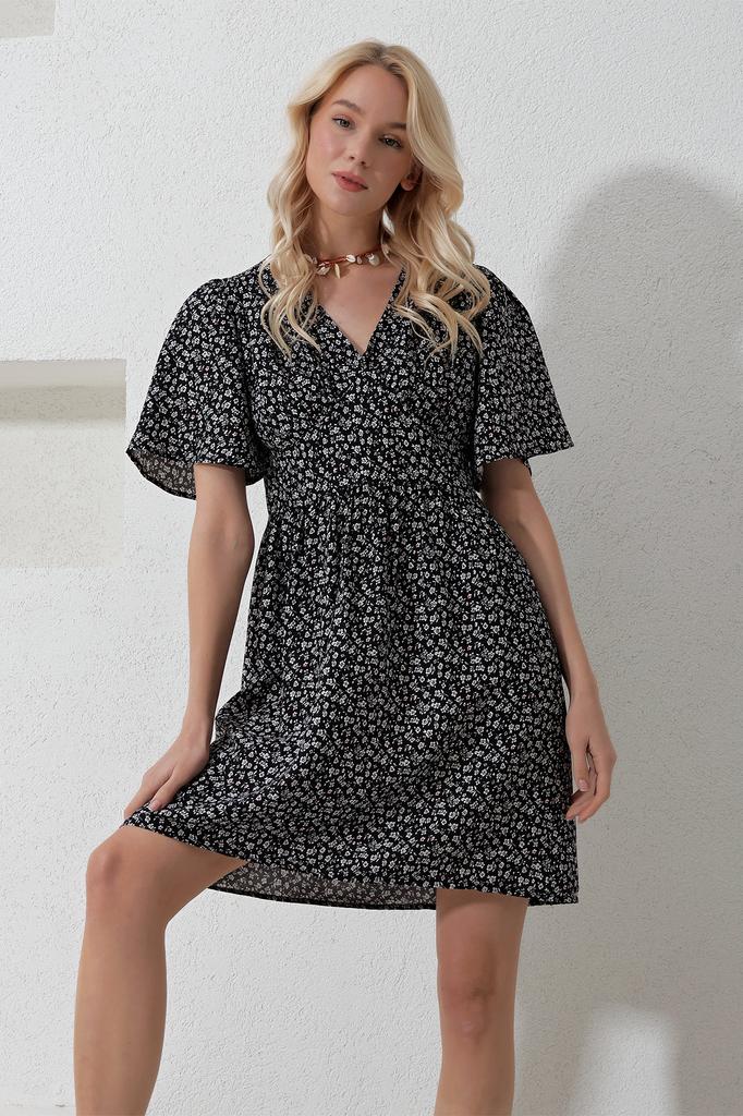 Женское платье, новый сезон, модное черное тканое платье с v-образным вырезом и короткими рукавами, юбка с цветочным узором и воланами