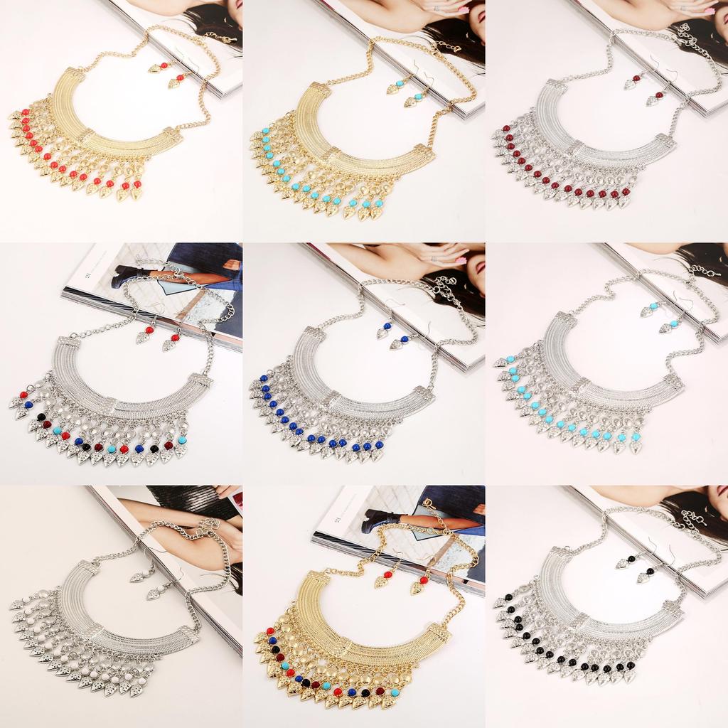 Модный комплект колье-кисточки и серег-капелек со слоистой цепочкой и деталями из драгоценных камней