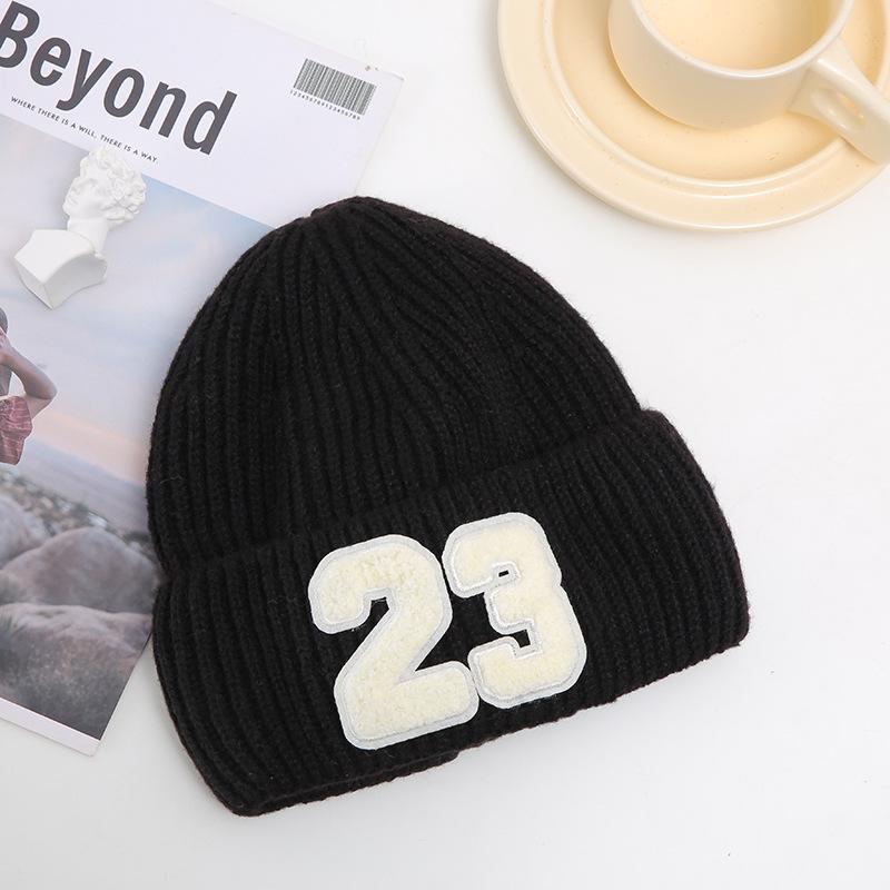 Новая шапка для женщин, зимняя теплая, с плюшем, утолщенная вязаная шапка, корейский стиль, для студентов, парная, с нашивкой, цифровая, пуловер, шапка от холода