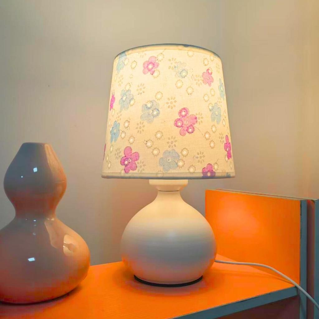Современная настольная лампа с питанием от USB, теплый свет - простой фиолетовый цветочный абажур, подходит для украшения спальни, гостиной или офиса