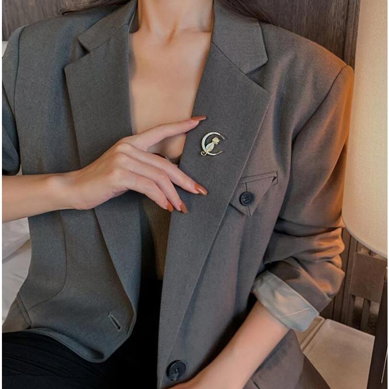 Moon Cat Brooch, High-End Female Delicate Cat'S Eye Stone, Rhinestone Corsage, High-End Clothing Accessories, And Anti-Light Neckline.