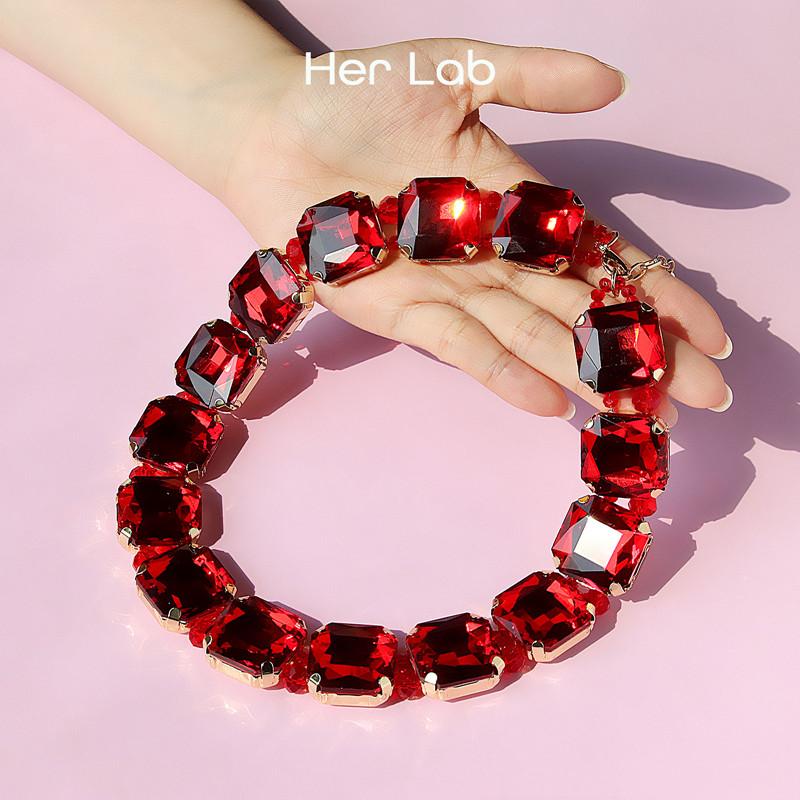 Her Lab | Квадратное сверкающее кластерное ожерелье с кубическим цирконием и красными цепочками для женщин