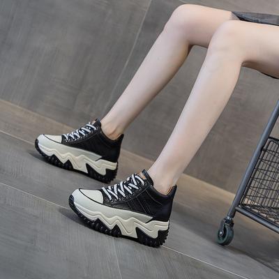 Кожаные кроссовки-папы женские осень 2025 новая внутренняя высота увеличение повседневная мода спортивная обувь толстая подошва внутренняя высота увеличение женская обувь