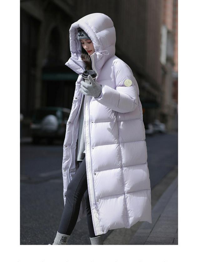 Женское зимнее пуховое пальто светло-зеленого цвета с капюшоном - Длиной до колена, Утепленное, Теплое, Средней длины с нашивками на рукавах.