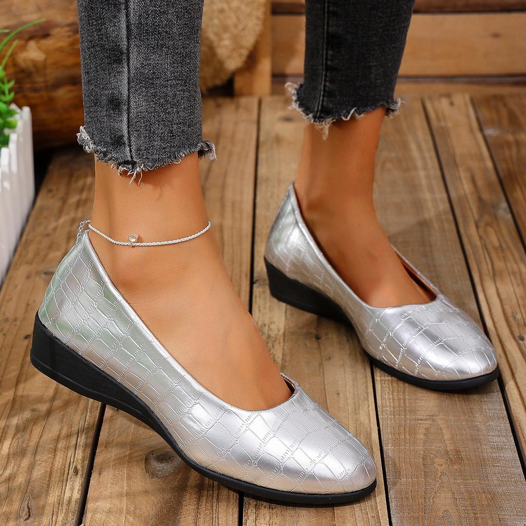 Spot 2025 Spring New Flat-soled Single Shoes Large Size Women's Lazy Shallow Mouth Soft-soled Doudou Shoes