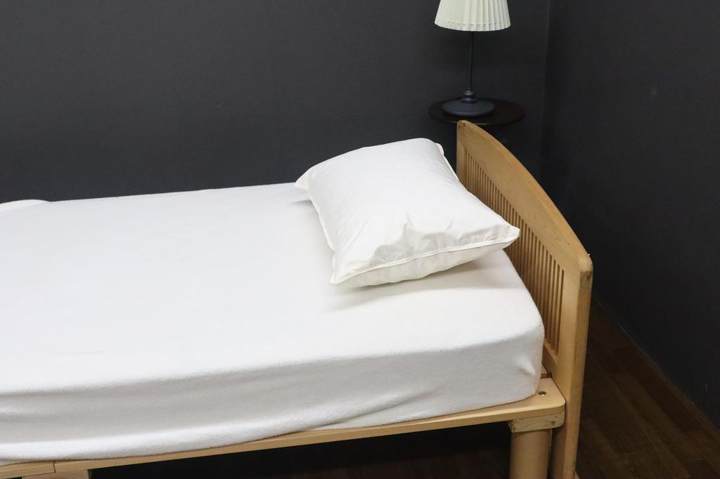 Romance Kosugi Feather Pillow, Made In Japan with High-Quality Silver Down. Filling: 90% Down, 10% Feather (Silver Down). Filling Weight: 0.45 Kg.