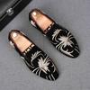 Мода Новая Мужская Мода Принт Вышивка Замшевые Лоферы Оксфорды Zapatos De Novio Мужские Вечеринка Свадебное Платье Формальные Выпускные Туфли