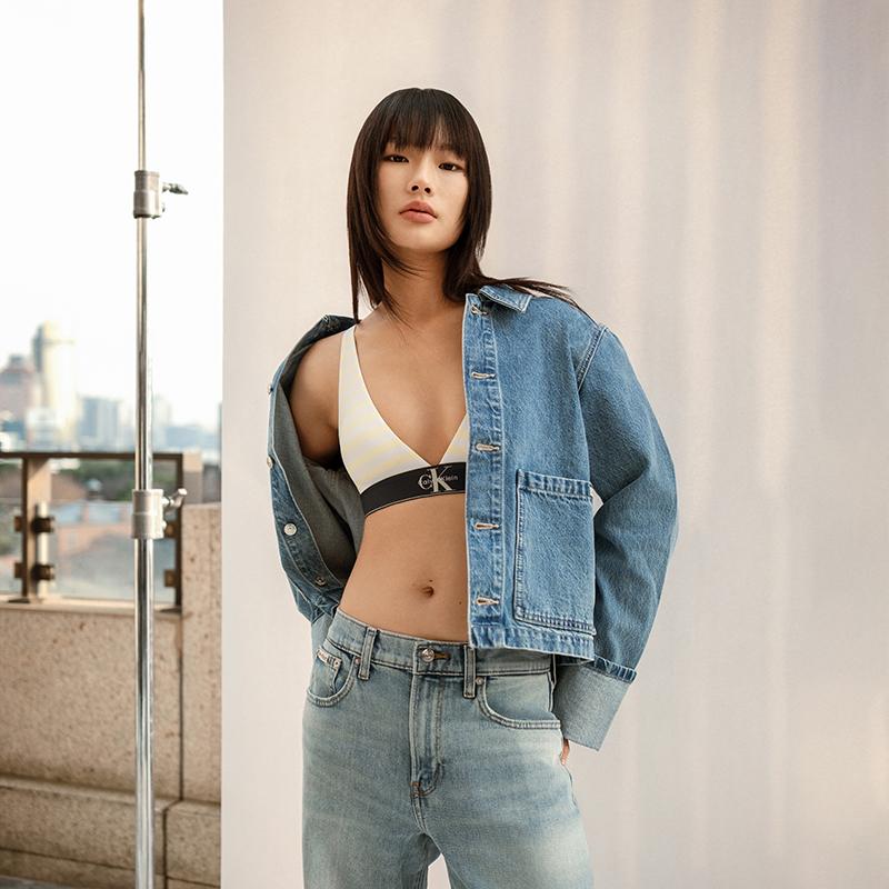 Calvin Klein Модная джинсовая куртка из хлопка с подвернутыми манжетами Женские куртки Светло-голубой 44B742G