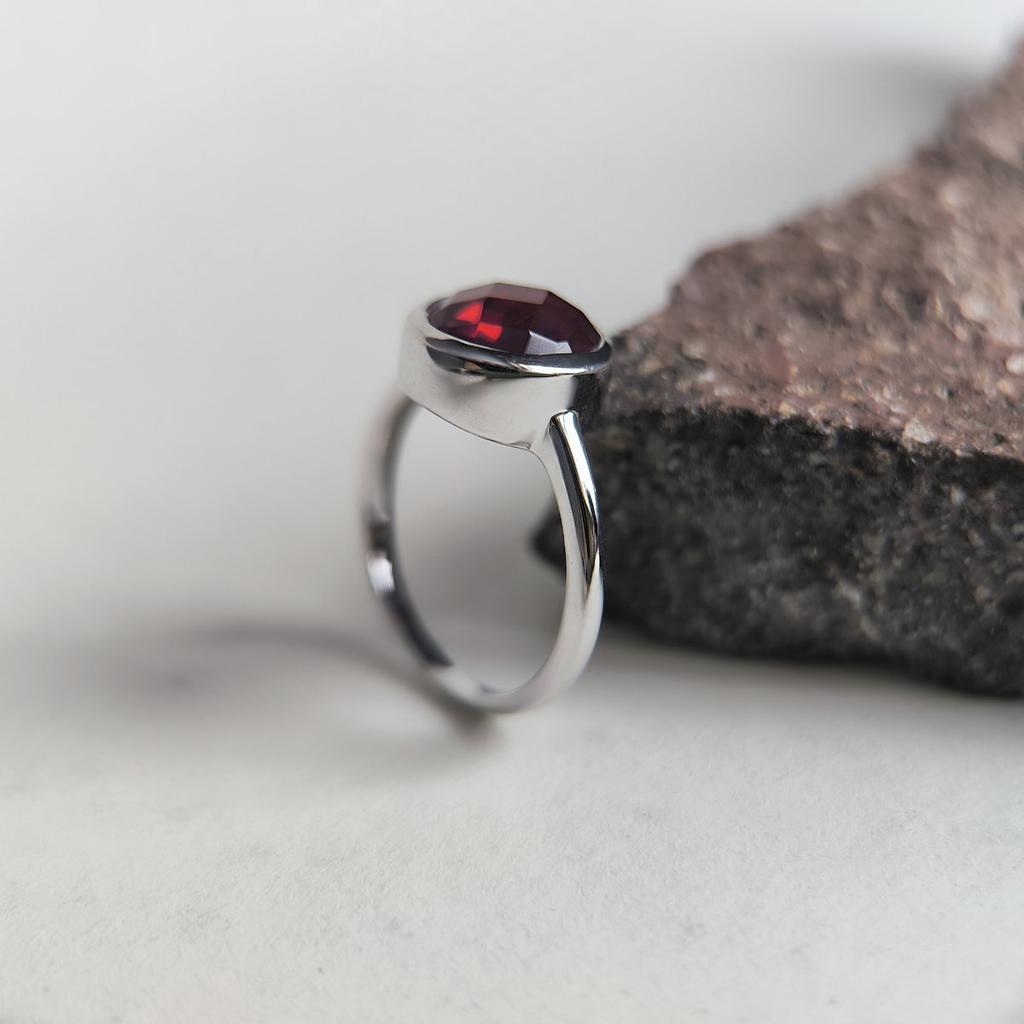 Серебряное кольцо с искусственным гранатом nano 2.165ct, вес изделия 3,04 гр (60002420)