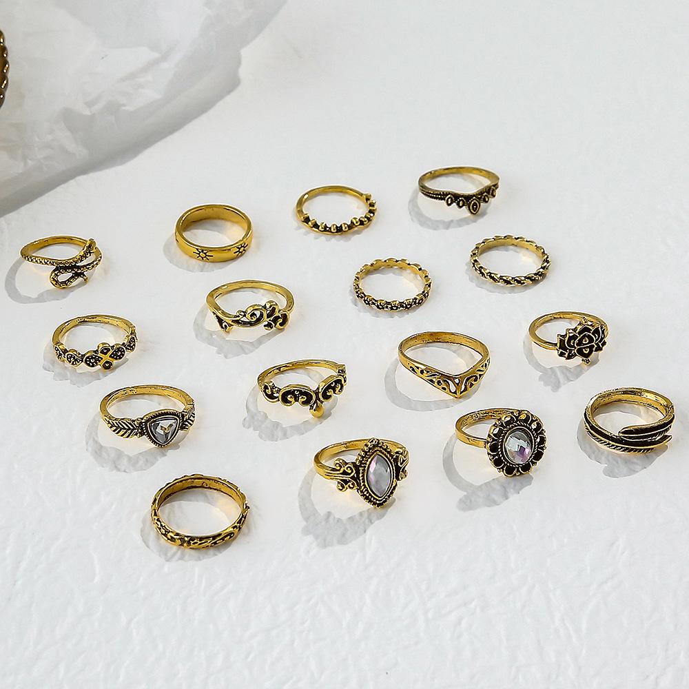 Европа и Соединенные Штаты Новое кольцо в стиле ретро с преувеличенной полостью и резным пером в форме змеи, комбинированное кольцо из 16 предметов, внешняя торговля