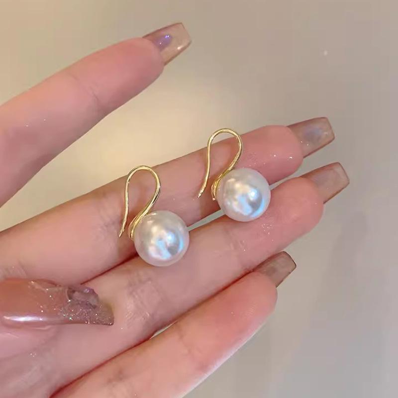 2023 High-End French Pearl Earrings: Light Luxury, Unique Design for Women