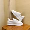 Маленькие белые туфли женские 2025 новая весна и осень круглый носок платформа повседневная спортивная обувь на плоской подошве кожаные повседневные кеды обувь печенье