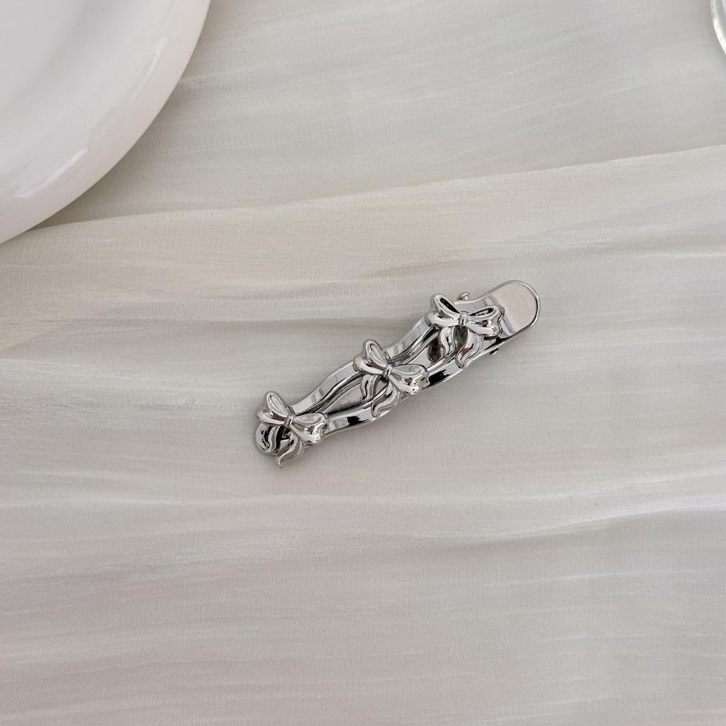 Шикарная серебряная шпилька-бантик со стразами — модная заколка сбоку 2024 года для стильного, элегантного образа