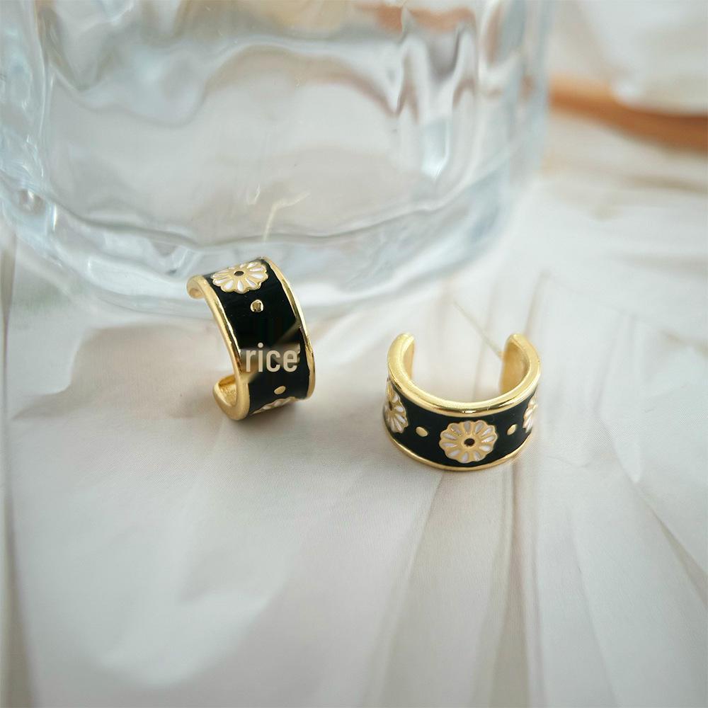 Daisy Stud Earrings: S925 Sterling Silver, Drip Oil, Retro Design, Luxury Feel