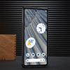 Чехол для Google Pixel 7, Pixel 7a, Pixel 7 Pro, Pixel 8, Pixel 8 Pro. Мелкозернистый полиуретан из углеродного волокна в сочетании с чехлом для телефона с красными вертикальными полосками