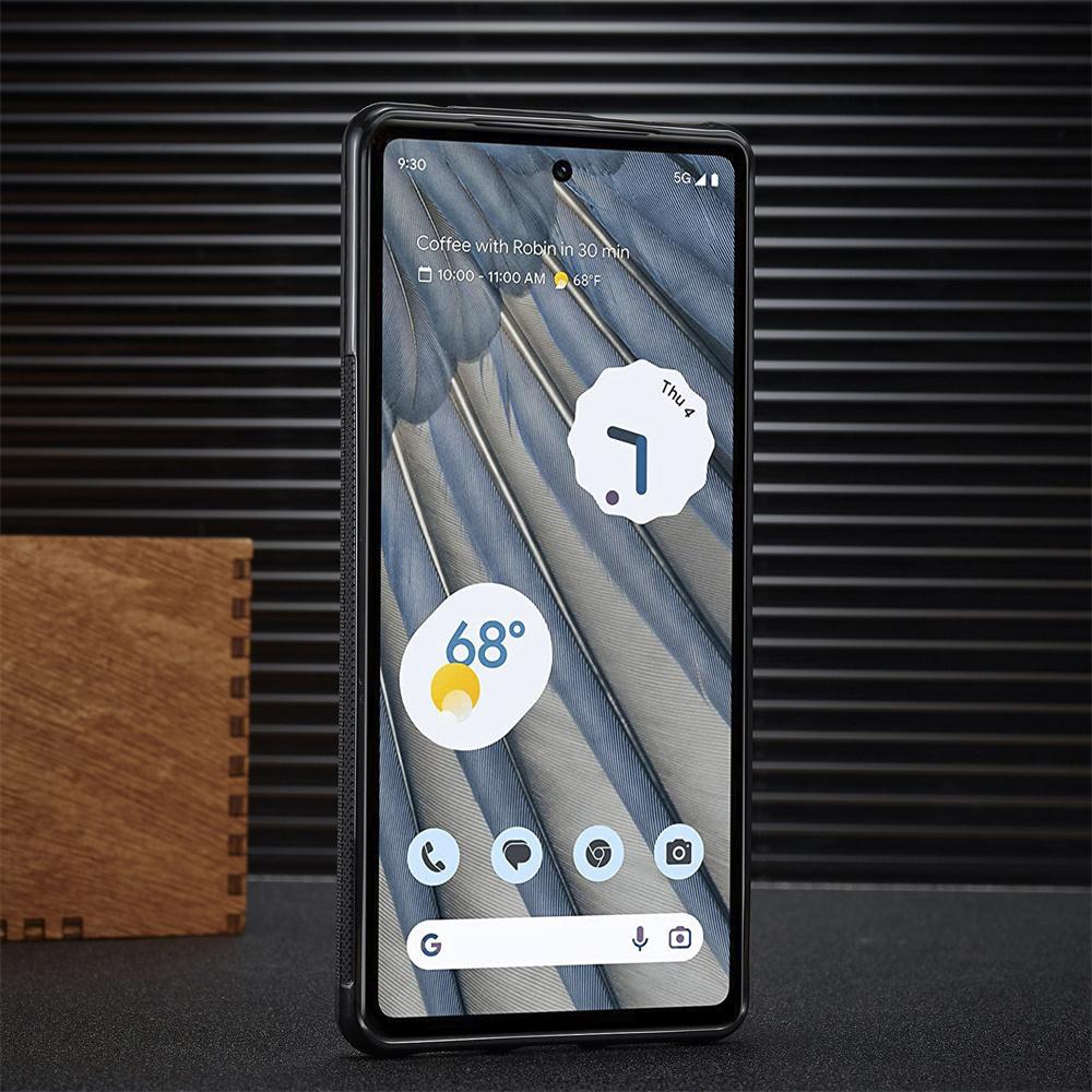 Чехол для Google Pixel 7, Pixel 7a, Pixel 7 Pro, Pixel 8, Pixel 8 Pro. Мелкозернистый полиуретан из углеродного волокна в сочетании с чехлом для телефона с красными вертикальными полосками