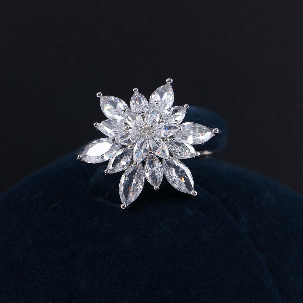 Christmas Snowflake Rhinestone Women Brooch Pins Fashion Accessories Zircon Brooches Women Jewelry