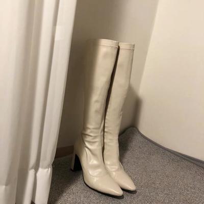 Корейская версия белых остроносых сапог на высоком каблуке, но с толстыми каблуками до колена, тонкие эластичные сапоги, для маленького человека