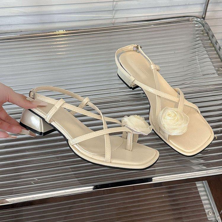 Камелия фея ветрозащитный носок толстый каблук темперамент сандалии лето 2025 новый отпуск универсальный ремешок римские туфли