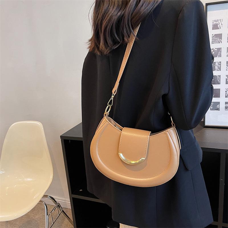 Fashion Korean version niche underarm bag 2025 new simple hand shoulder bag versatile temperament messenger commuter lady
