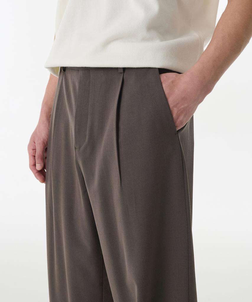 MUSINSA STANDARD One-Tuck Loose Tapered Hidden Banding Slacks [Van Dyke Brown]